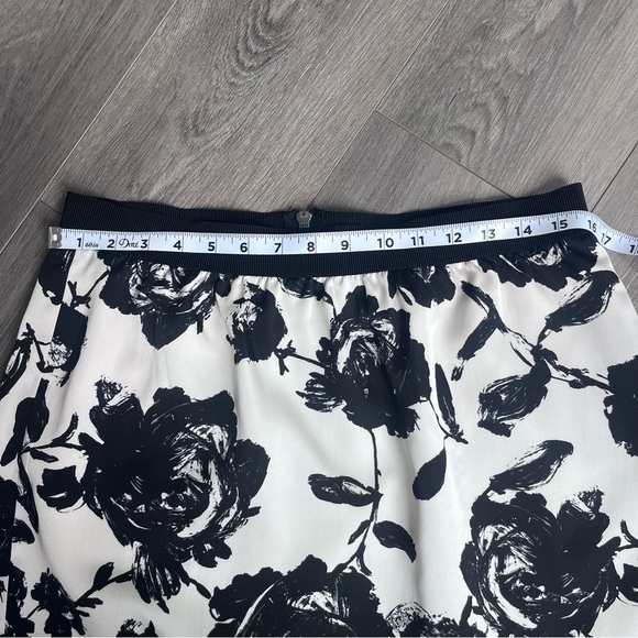 LOFT Black and White Floral Mini Skirt - Picture 3 of 8